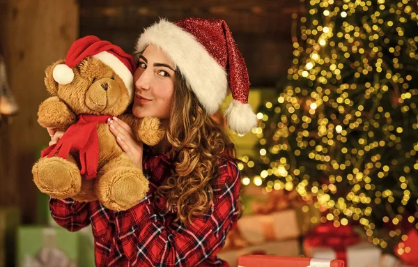 Chica Feliz Árbol Navidad Buen Momento Mujer Disfruta Del Humor — Foto de Stock