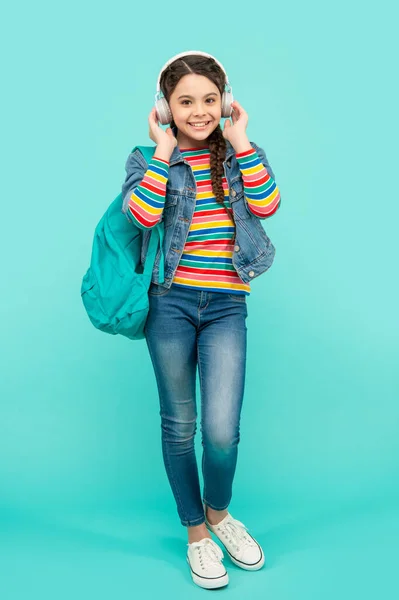 Chica Adolescente Feliz Escuchando Música Después Escuela Fondo Azul Escuela —  Fotos de Stock