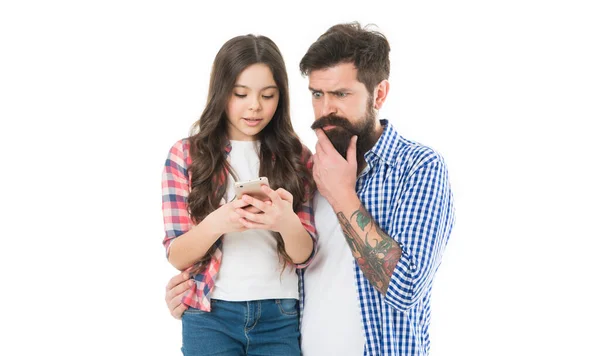 Vater Und Tochter Setzen Das Smartphone Ein Moderne Technik Kleines — Stockfoto