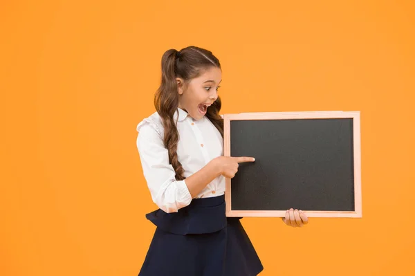 Une Bonne Publicité Pour Notre École Petit Enfant Pointant Doigt — Photo