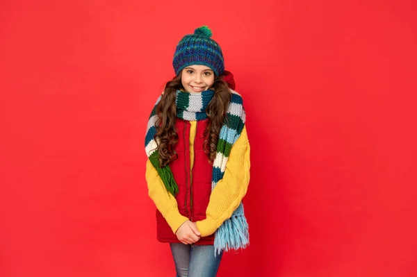 Весела Дитина Язаному Зимовому Капелюсі Шарфі Червоному Тлі Холодна Зима — стокове фото