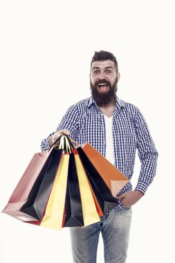 Güvenli alışveriş. Tüketici koruması kavramı. Adam mutlu tüketici alışveriş torbaları tutuyor. Satın al ve sat. Tüketici koruma yasaları hakları güvence altına alır. Adil ticaret rekabeti ve pazar yerinde doğru bilgi.