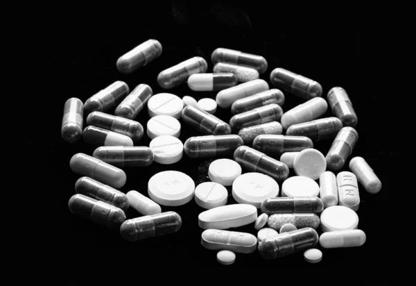Gyógyszertár Kapszulák Tabletták Sötét Háttér Gyógyszerészeti Termékek Adagolási Űrlapok Gyógyszerek — Stock Fotó