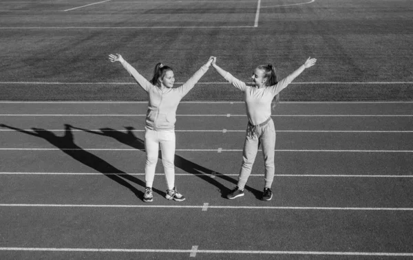 Esportes Realmente Fortalecem Amizade Amigos Felizes Dão Mãos Pista Atletismo — Fotografia de Stock