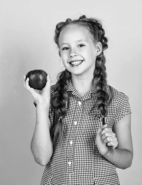 Zdrowy Uśmiech Uśmiechnięty Dzieciak Trzyma Czerwone Jabłko Dieta Wegetariańska Jesienne — Zdjęcie stockowe