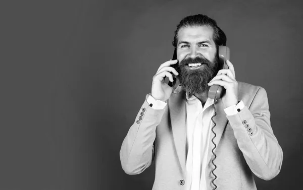 流行の髪型をしたハンサムな白人ビジネスマンジャケットでヴィンテージ電話で話す良いニュース — ストック写真