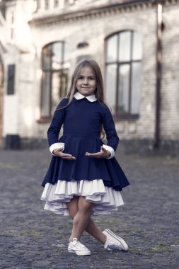 Soluk borusu duruşu. Küçük balerin okul üniforması giyiyor. Açık havada küçük bir balerin. Bale okulu. Dans eğitimi. Okul modasına geri dönelim. Resmi kıyafet kuralı. Dans dünyasını keşfedin.