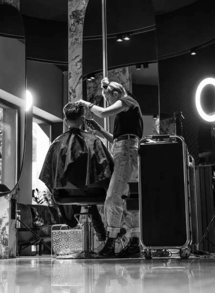 Ujęcie Fryzjera Obcinającego Włosy Przystojnego Klienta Fryzjera Obsługującego Klienta Salonie — Zdjęcie stockowe