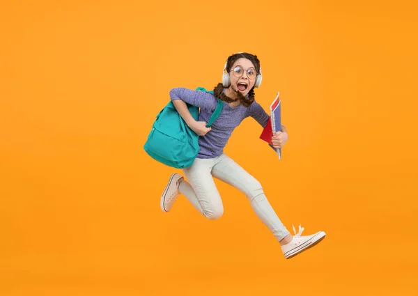 Geïnspireerd Gemotiveerd Schoolmeisje Stijlvol Schoolmeisje Meisjes Dragen Rugzak Schoolmeisje Dagelijks — Stockfoto