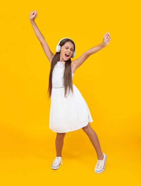 Singende Teenie Mädchen Hören Musik Über Kopfhörer Und Tanzen Auf — Stockfoto