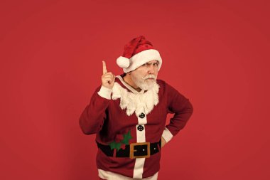 Hazır mısın? Kış tatilinin tadını çıkar. Yeni yıl hediyeleri dağıtın. Noel alışverişi. Beyaz sakallı Noel Baba. Noel Baba şapkalı adam Noel hediyesini hazırla. Noel 'den önceki sabah.