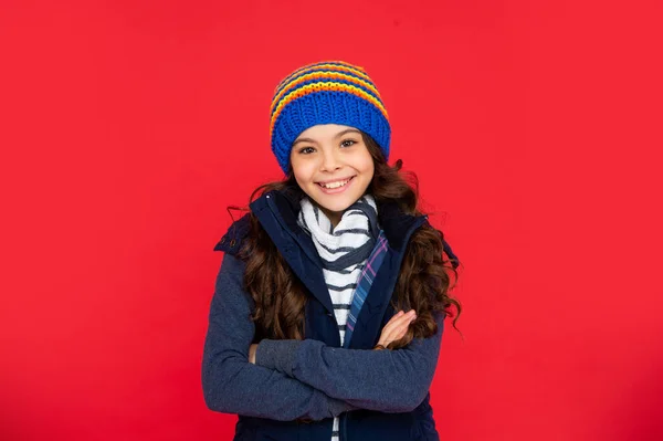 Moda Inverno Criança Feliz Com Cabelo Encaracolado Mãos Cruzadas Chapéu — Fotografia de Stock