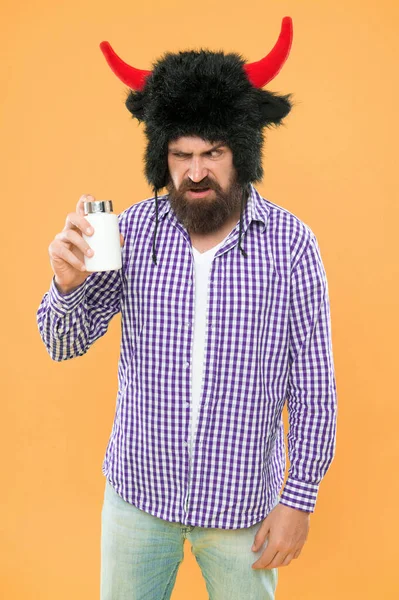 Friska Som Bull Bearded Man Innehar Vitaminpiller Container Hälsa Piller — Stockfoto