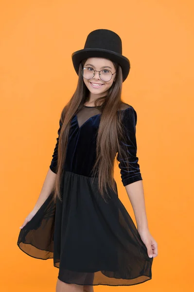 Χωρίς Συμβιβασμούς Στο Στυλ Ευτυχισμένο Κορίτσι Φοράει Φόρεμα Καπέλο Μόδας — Φωτογραφία Αρχείου