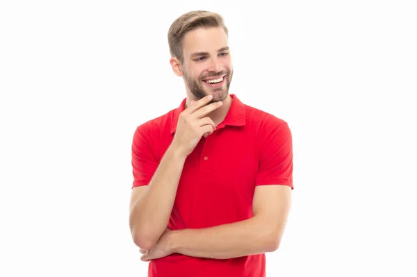 バカ男の笑顔の撮影所 白い背景で孤立した頑固な若者 赤いシャツを着た頑固な男だ 赤いシャツを着た頑固男 — ストック写真
