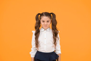 Seçici çocuk. Çok sevimli bir kız öğrenci. Schoolgirl öğrenci uzun saç sevimli at kuyruğu saç modeli. Eğitim programı. Evde normal okulu ziyaret etmek. Verimlilik eğitimi. Duygusal ifade kız öğrenci.