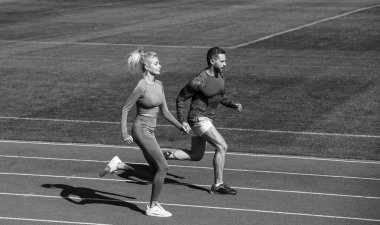 Spor giyimli çift takım stadyumda koşuyor, yarışma.