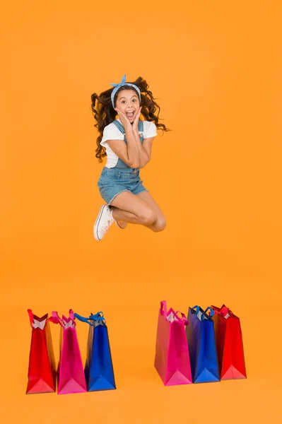 Gelukkige Kleine Schoonheid Sprong Hoog Kleine Shopper Kiezen Aankoop Cadeau — Stockfoto