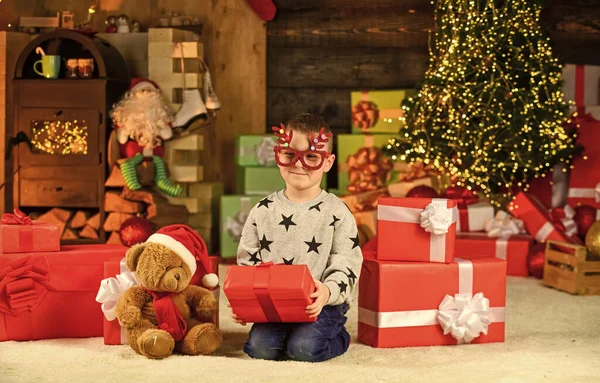 Öffnet Sein Weihnachtsgeschenk Frohe Weihnachten Glückliche Kinderparty Brille Sohn Bereit — Stockfoto