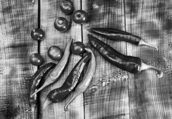 Κόκκινες Και Πράσινες Πιπεριές Τσίλι Τσίλι Και Ντοματίνια Λαχανικά Ξύλινο — Φωτογραφία Αρχείου