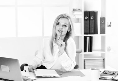 Zengin olmak çok güzel. İş kadını, iş arkadaşı ya da müşteriyle görüntülü konuşma yapar. Kablosuz internet bağlantısı. Okul öğretmeni çevrimiçi çalışıyor. Modern ofisteki bin yıllık kadın web sitesi..