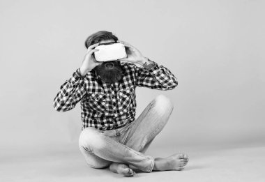 Oyun rutini. VR kulaklıklı adam. hipster modern teknolojiyi kullanır. Dijital gelecek ve yenilik. Sanal gerçeklik gözlüğü takan acımasız bir adam. Mutlu gelecek. kopyalama alanı. Adam kablosuz gözlük takıyor..