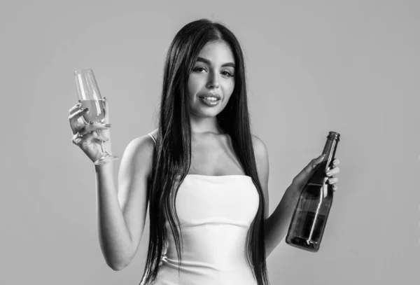 Seksi Kadın Kadehten Şampanya Içiyor Kutluyor — Stok fotoğraf