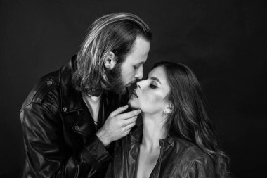 Erkeğe ve kadına aşık şık çift deri ceket giyer, aşk.