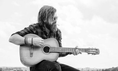 Tişörtlü, beyaz, vahşi hippi akustik gitar çalıyor, şarkıcı..