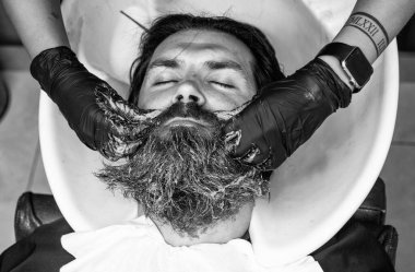 Berber dükkanında saç yıkayan olgun bir müşteri, kuaför..