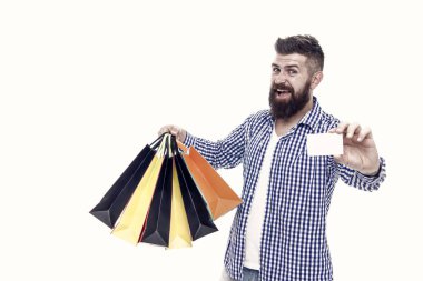 İndirim burada uygulanır. Sakallı adam indirim kartı ve beyaz izole kağıt torbalar ile gülümseyen. Fiyat indirimi ile mutlu hipster alışveriş. İndirim mağazasına gitmek, kopyalama alanı.