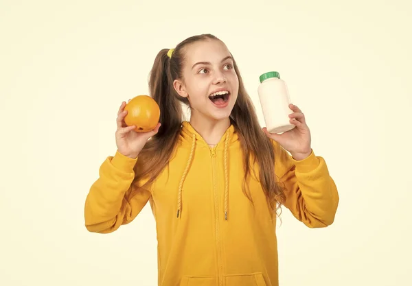 Meglepett Gyermek Választhat Narancs Gyümölcs Vitamin Pirula Üveg Elszigetelt Fehér — Stock Fotó
