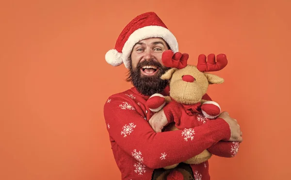 Noel Baba Şapkalı Süveterli Mutlu Sakallı Adam Ren Geyiği Oyuncağıyla — Stok fotoğraf