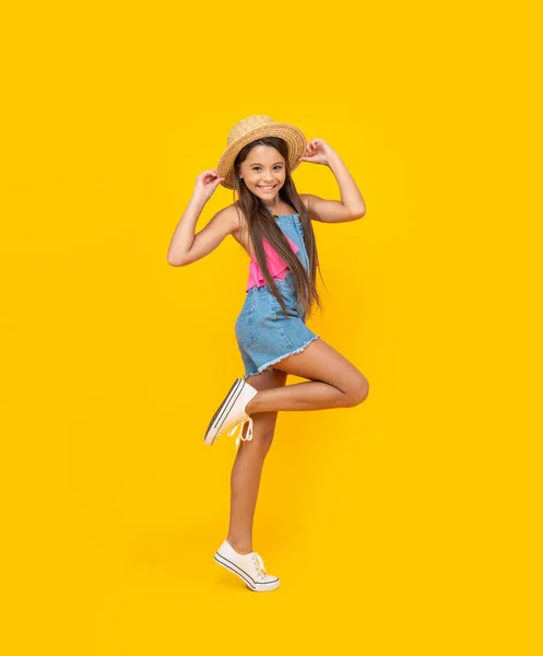 Θετική Έφηβος Κορίτσι Ψάθινο Καπέλο Τρέχει Κίτρινο Φόντο — Φωτογραφία Αρχείου