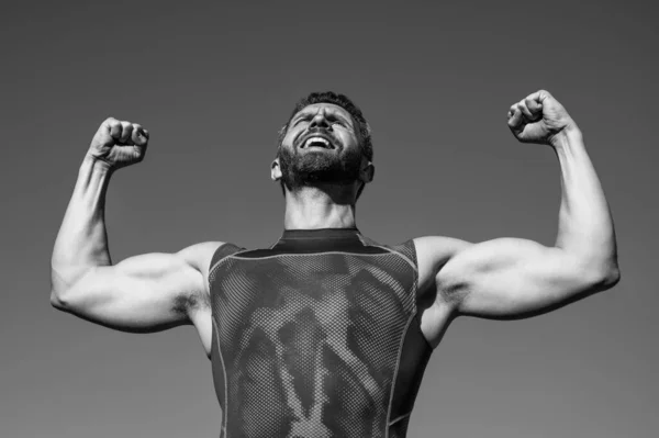 Šťastný Atletický Svalnatý Muž Biceps Triceps Sportovní Úspěch — Stock fotografie