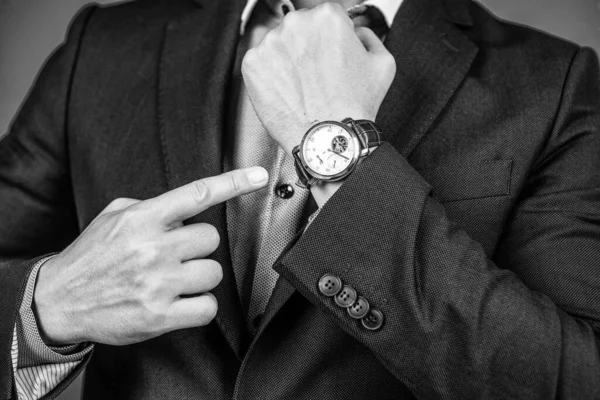 Uhr Mit Outfit Blauer Anzug Und Armbanduhr Auf Männlicher Hand — Stockfoto