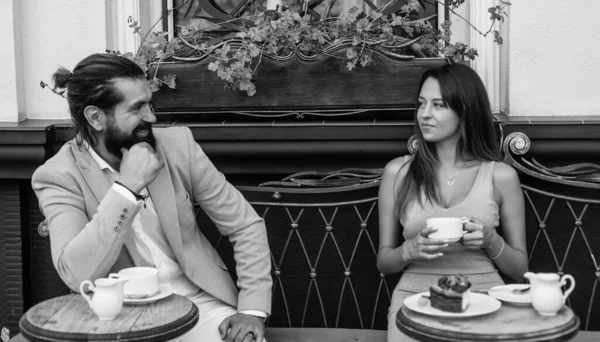 最初の出会いと知り合い 恋のカップル 髭を生やした男と女がカフェに 愛とロマンス ロマンチックなデートミーティングだ おはようコーヒー ファッショナブルな恋人同士で — ストック写真