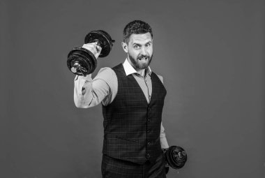 Güçlü iş adamı dambıl çalışır kırmızı arka plan, iş gücü.