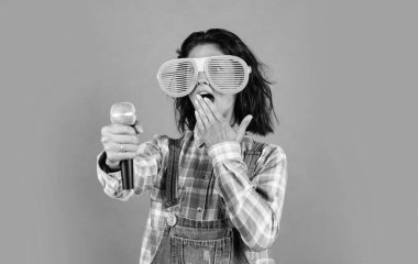 Aman Tanrım. vokal okulu konsepti. Karaoke kulübü. Müzik benim hayatım. Kadın mikrofonla şarkı söylüyor. Neşeli etkinlik yöneticisi. Bir sürü etkinlik. Partide iyi eğlenceler. Mikrofonlu mutlu şarkıcı. Kız şarkı söylüyor.