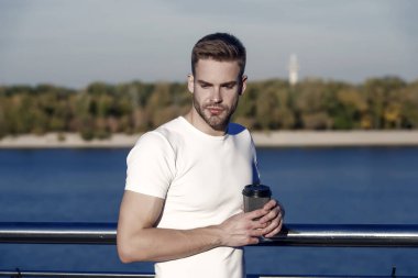 Yaz tatili. Düşünceleriyle baş başa. Yaz sabahı. Güç merkezi. Hippi adam nehir kenarındaki doğa arka planında dinleniyor. Güneşli bir günde yakışıklı bir adam. Yaz tatilleri.