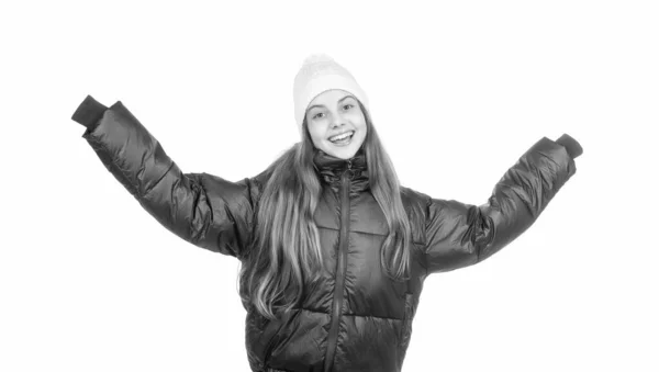冬服の幸せな10代の女の子 寒い日の暖かい服 子供の頃の幸せ 小さな子供は白い服を着てる パフジャケットと帽子の子供 秋のファッションスタイル — ストック写真