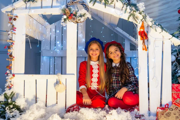 Glada Barn Jul Hus Studio Julens Tonårsvänner Julstämning För Tonåringar — Stockfoto