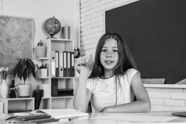 Een Kleine Pauze Formeel Niet Formeel Onderwijs Schoolmeisje Bij Les — Stockfoto