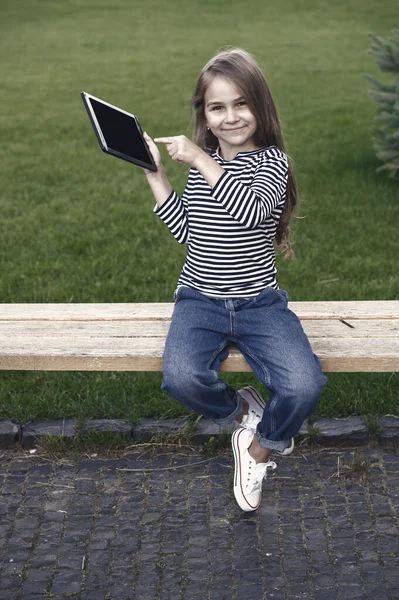 Titta Skärmen Glad Tjej Pekar Finger Tabletten Tablettdator Modern Surfplatta — Stockfoto