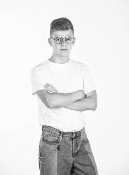 白いシャツを着た10代の少年オタク カジュアルなファッションスタイル 幸せな子供時代 スタイリッシュな少年だ トレンディな10代 子供は手を切った 自信満々の少年が眼鏡をかけて — ストック写真