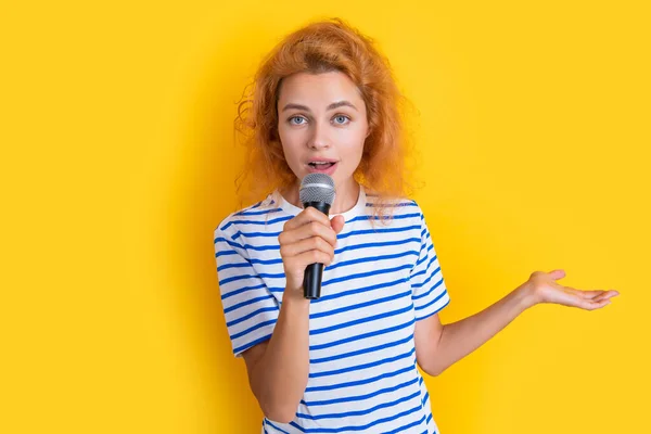 Musikkonzept Sängerin Isoliert Auf Gelbem Hintergrund Junge Sängerin Singt Musikstudio — Stockfoto