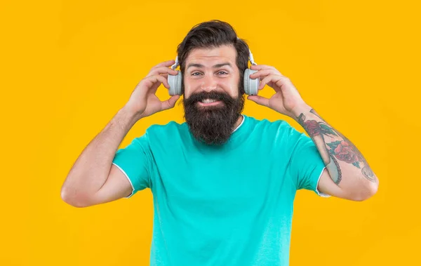 긍정적 남자가 이어폰을 스튜디오 음악듣기 현대적 남자의 노란색 이어폰으로 음악을 — 스톡 사진