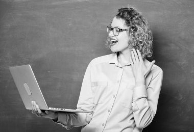 Dijital teknoloji. Modern meslek. BTMM öğrencisi. Online okul. İstihbarat ve programlama. İnternetten ders veriyorum. İnternette çalış. Öğretmen defterinin yazı tahtası arkaplanı. İnternette sörf yapan kadın.