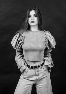Moda modelliği. Siyah arka plan modeli. Şık bir model. Kapak kızı. Güzel kadın. Güzel ve muhteşem.