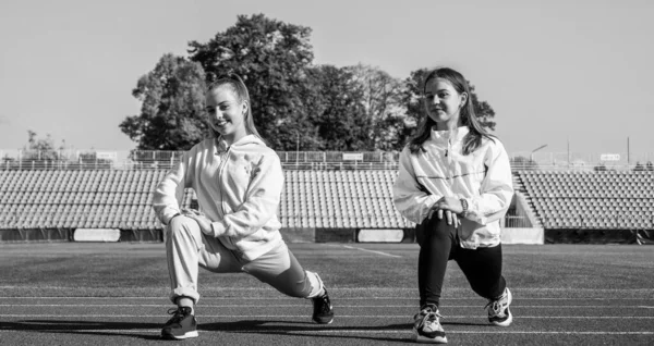 Crianças Ativas Activewear Stand Posição Lunge Estádio Atletismo Livre Escola — Fotografia de Stock